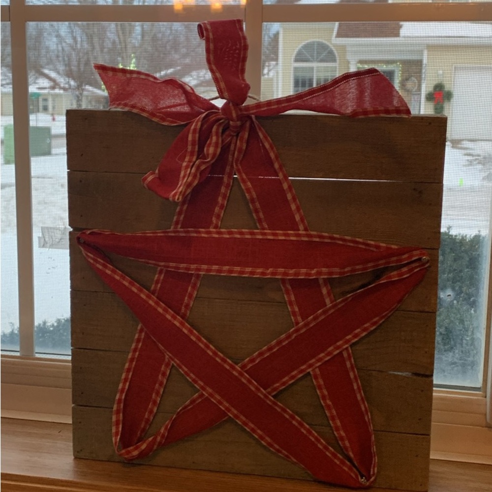 Rustic Red Star Holiday Wall Decor